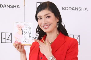 アンミカ、桂由美さんのドレスは「幸せ感がアップする」 日めくりカレンダー表紙で着用