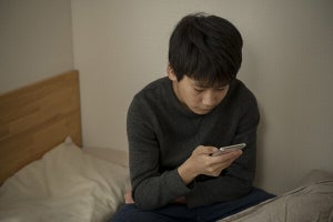 【子どもの睡眠不足】13歳以上の半数が8時間未満 - 最大の原因は?