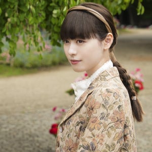 福原遥、新ドラマ『マル秘の密子さん』撮影開始　謎めいた微笑みを浮かべる