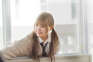 齊藤なぎさ、ハイトーンツインテール&制服姿で教室の窓から笑顔向ける