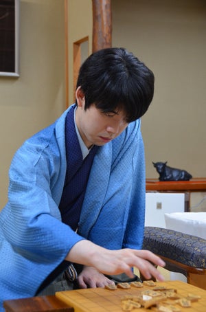 「両取り逃げるべからず」で勝負あり　藤井棋聖が山崎ワールド封じ、防衛に王手　ヒューリック杯第95期棋聖戦五番勝負第２局