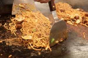 【実食レポ】開店前から行列の人気店が東京再上陸! 自家製麺で作る「長田本庄軒」の焼きそばがウマすぎた! 