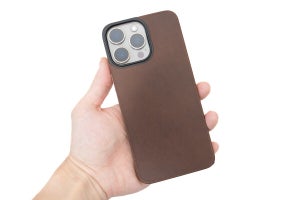 チタンフレームを隠さず使える！iPhoneの背面だけを覆うケース「NOMAD Magnetic Leather Back」