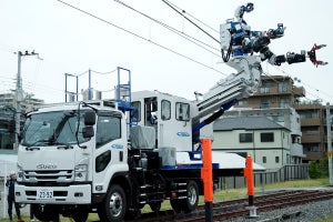 JR西日本、鉄道設備メンテナンスで「人型ロボット」重機の使用開始