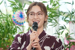 中村アン、メガネ＆浴衣姿で会見登場　風に吹かれたときの“職業病”明かす