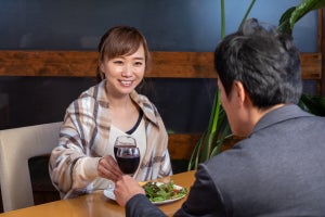 既婚者と飲みに行く女性心理を解説! 独身女性とのサシ飲みには注意