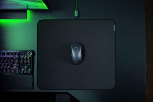 Razer、「動的感度」を搭載する約55gのゲーミングマウス「DeathAdder V3 HyperSpeed」