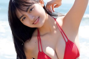 豊田ルナ、赤いビキニでビーチへ　美しいくびれ存分にアピール