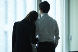 既婚者同士で明らかに両思いになってしまったら? 恋愛感情のサインと今後の対処法