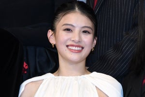 出口夏希、美脚のぞかせるミニ丈純白ドレスで魅了　クラスメイトに守られるヒロイン役に「光栄」