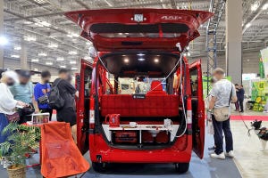 緑の中を走り抜けてく真紅な…ホンダ「N-VAN」キャンパー発見! こだわりは?