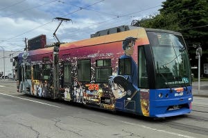 函館市電で観光を楽しむ! 多彩な車両も魅力、期間限定ラッピングも