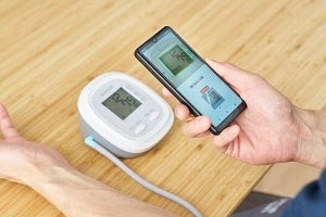 エレコム、スマホで数値を記録・グラフ化できる上腕式血圧計