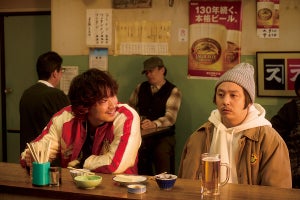 堂本剛、綾野剛と居酒屋のカウンターに並び…「○」で周囲が変化していく『まる』場面写真