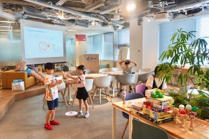 「子連れ出社」を実践する企業に潜入取材 - 子育て世帯の"夏休みの壁"対策、子を持たない従業員の目にどう映る?