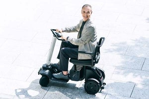 都会的なデザインが魅力、歩道を走れる4輪電動モビリティ「WHILL Model R」