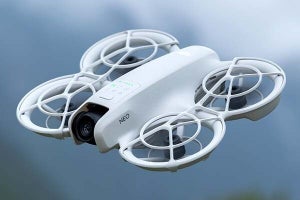 DJI、自撮り用の小型軽量ドローン「DJI Neo」　ボタン1つで自撮り動画を自動撮影