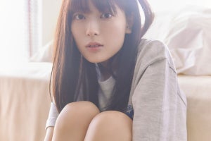 乃木坂46岩本蓮加、Tシャツ×ショーパンで“自分らしい”写真集ファーストカット公開