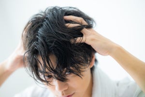 メンズヘアケアのやり方とは? パサつきが気になる人向けに正しい手順を医師が紹介