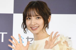 篠田麻里子、交際公表後初の公の場 「交際順調ですか?」の問いかけに笑顔