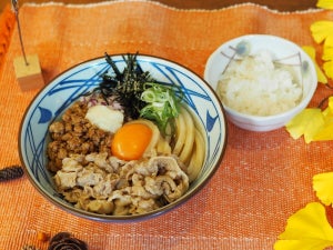 お肉がドーン! 丸亀製麺、秋の新作「旨辛 肉盛りまぜ玉うどん」を実食