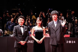 有村架純、デコルテ輝くドレス姿　坂口健太郎と「釜山国際映画祭」に登場