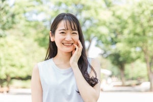 目が合うと笑ってくれる女性の心理って? 両想いは勘違い?