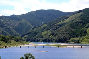 四万十川にかかる沈下橋の魅力! 清流で獲れる天然鮎は高知県四万十市のふるさと納税返礼品に