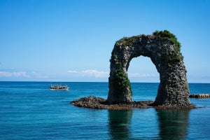 【北海道奥尻町】絶好の撮影スポット「鍋釣岩」の魅力、人気のふるさと納税返礼品とは? 