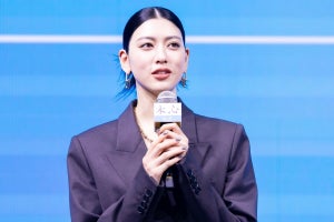 三吉彩花はVRゴーグルも似合う　スタイリッシュなポージングに感嘆の声