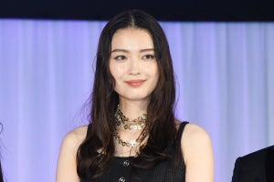 茅島みずき、深いスリットから美脚チラリの黒ドレス姿　登場演出でハプニングも