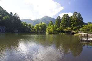 【大分県由布市】朝霧の幻想的な美しさ!「金鱗湖」の魅力とは? 人気のふるさと納税返礼品も