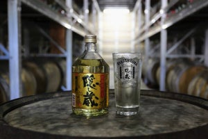 濵田酒造の本格麦焼酎「隠し蔵」が30周年 - ヒット商品を生み出す焼酎メーカーの舞台裏(前編)