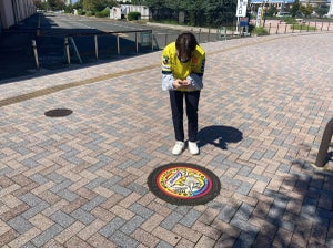 まちのマンホールを撮影して脱炭素! アビスパ福岡・ギラヴァンツ北九州・NTT西日本が手がける「Catch The Manhole」とは