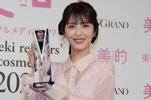 浜辺美波、透け感ドレスで魅了　“最も輝いている人”選出「自分に100点をあげたい」