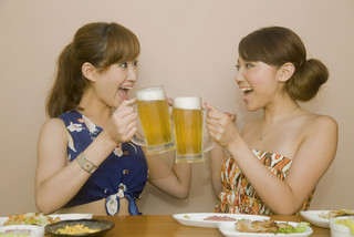 うっかり使うとアブナイ英語 第100回 乾杯のかけ声を頼まれたときの「Let us drink !」