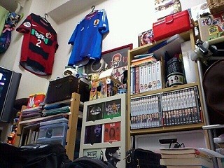 あなたの部屋みせてください 第71回 サッカーユニホームを飾った部屋