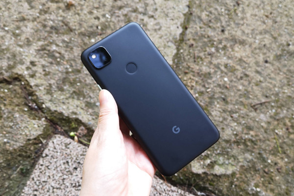 山田祥平のニュース羅針盤 第242回 Pixel 4aと競う？ iPhone SEをMVNOがこのタイミングで割引販売