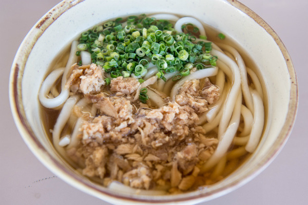 いつも側には駅ナカグルメ 第29回 JR鳥栖駅、中央軒の名物「かしわうどん」サポーターにも人気