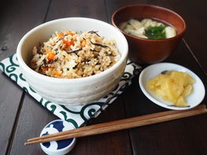 アラサーからのダイエット飯 第13回 妻の体重がみるみる落ちた! 超簡単なひじきとそぼろの炊き込み玄米