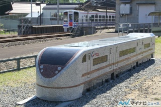 鉄道ニュース・ローカル 第7回 北越急行681系「はくたか」そっくりの石碑がまつだい駅に