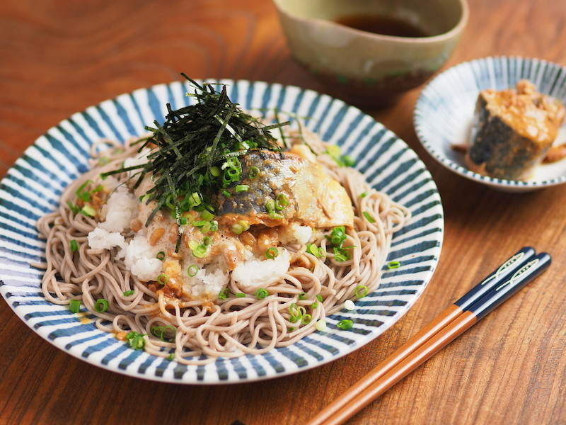 筋肉料理人の筋肉レシピ 第8回 蕎麦は筋トレ飯! 「サバ缶酢納豆蕎麦」でさっぱりと