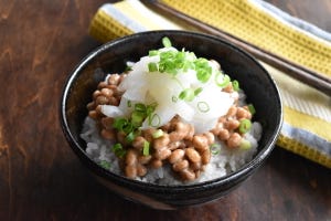 仕事終わりの強い味方!! さくっと作れる漢飯レシピ 第1回 【漢飯】混ぜたら完成!「イカ納豆丼」