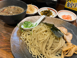 都内ラーメン巡り 第3回 ラーメン激戦区の新宿小滝橋通り「ラーメン龍の家」の“つけ麺もつ” - 考えた人天才すぎる!