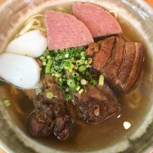 立ち食いそば散歩 第117回 新宿「沖縄そば やんばる」の「ミックスそば」で沖縄気分を満喫