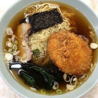 立ち食いそば散歩 第26回 有楽町「新角」で昭和の醤油ラーメンにおやつコロッケが浮かぶ優しい味を