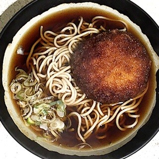 立ち食いそば散歩 第76回 昭和香る田町「まるちょう」の蕎麦は、こだわりに疲れた時に懐かしくなる味