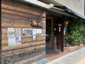 中央線「昭和グルメ」を巡る 第46回 都会に溶け込む避暑地のような喫茶店「珈琲 穂高」(御茶ノ水)