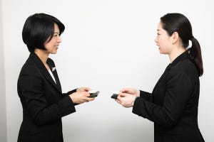 人の印象は55％「見た目」で決まる 第2回 名刺は低く出す! は間違い? 美しくスマートな名刺交換の仕方