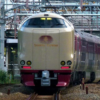 鉄道トリビア 第156回 住宅メーカーが内装を手がけたホテルのような電車が走っている